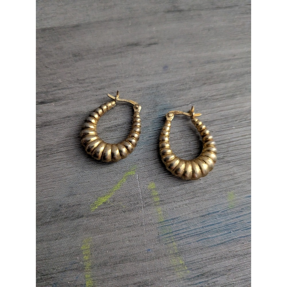Vintage Gold Tone Ribbed Shrimp Hoop Earrings Graduated Teardrop Latch Back